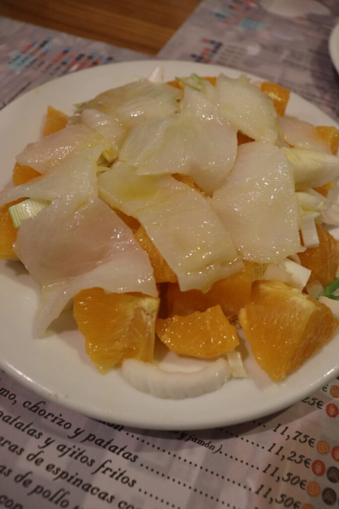 Naranja picá con bacalao